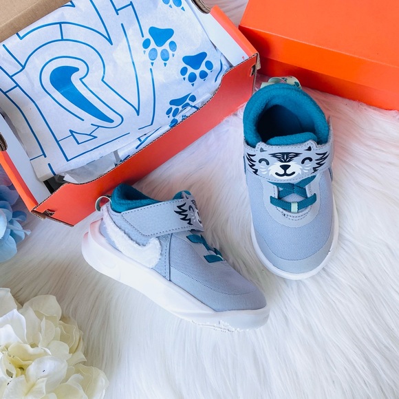 Nike Other - Toddler Nike Fleece Lined Pawprints Sneakers